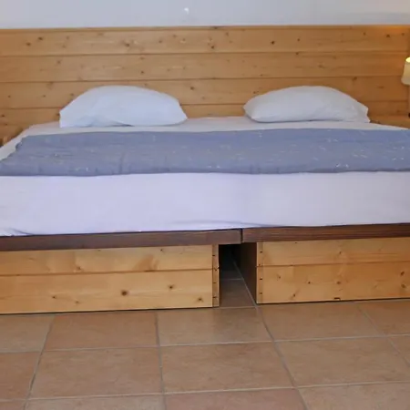 St George Village מלון דירות באטסי